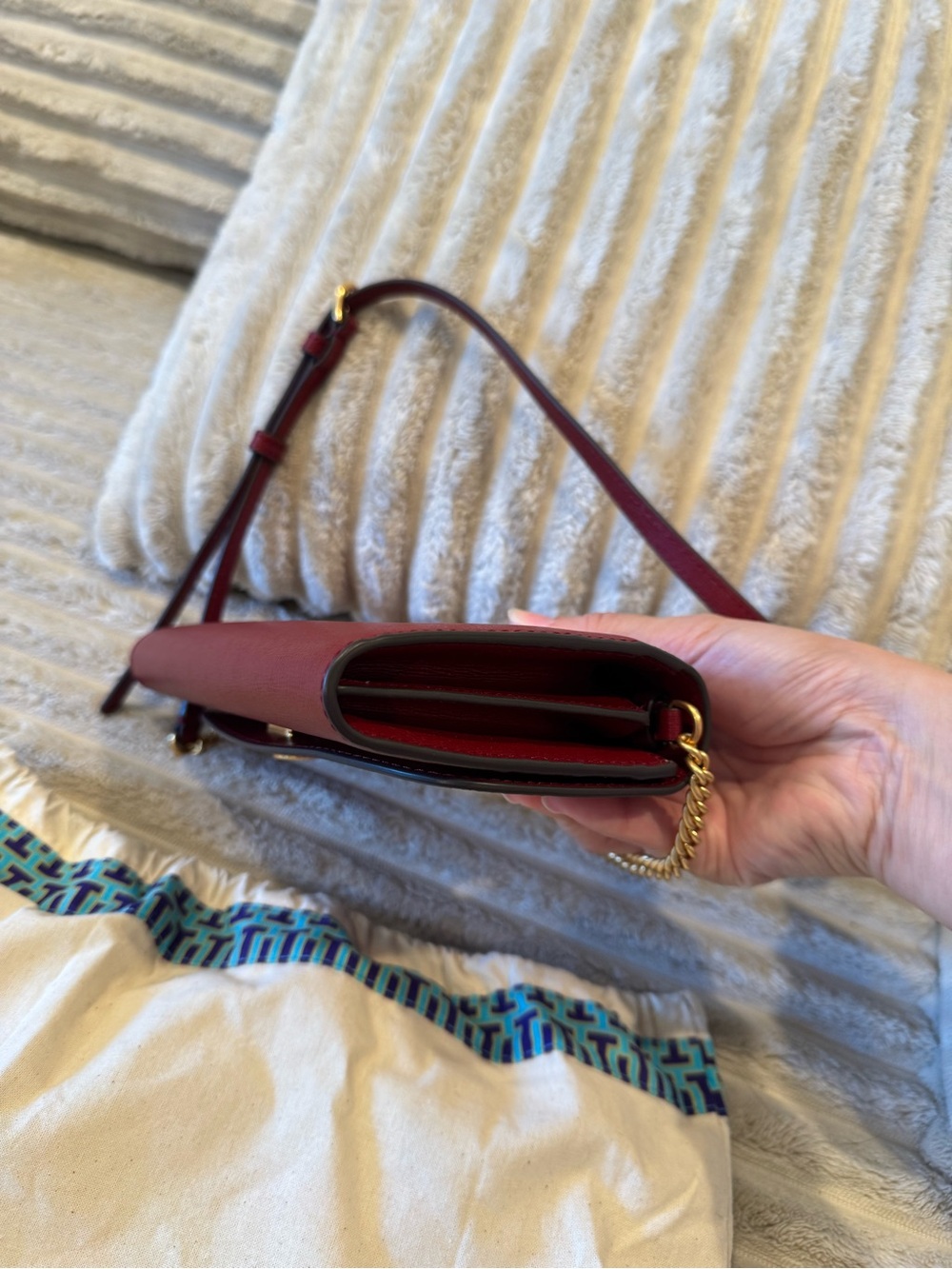 Tory Burch Red Leather Chain-Trim Clutch with Gold Logo - Picture 6 of 7